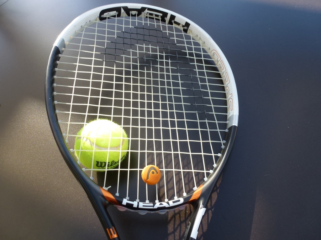 Tennisschläger im Vergleich: fünf Modelle sowie Kaufberatung zu Gewicht, Kopfgröße, Balance, Griffstärke, Bespannung und Auswahl für Einsteiger und Fortgeschrittene.