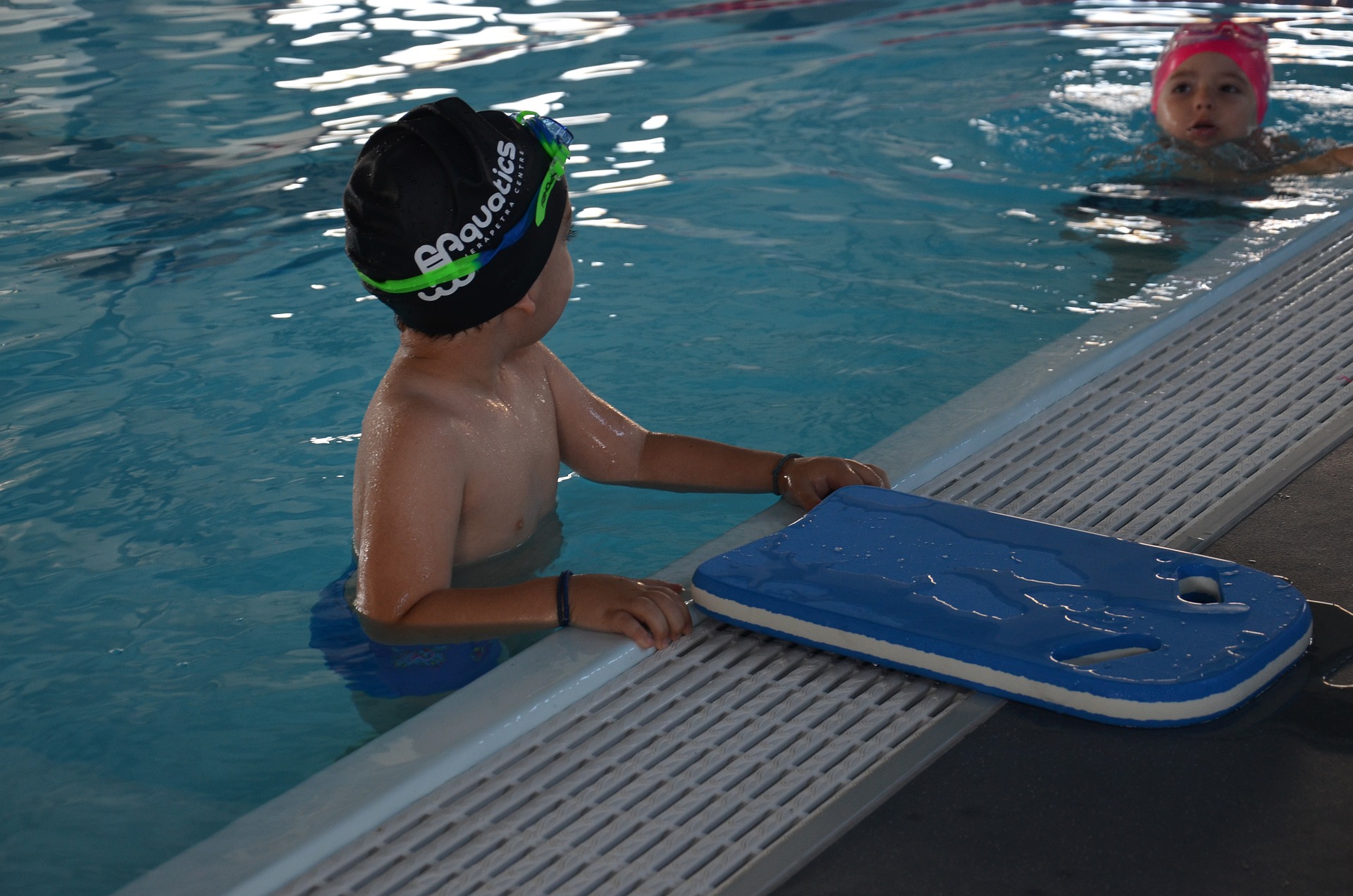 orange fuchsia Schwimmtraining Kinder Schwimmbrett mit Handgriffen blau 