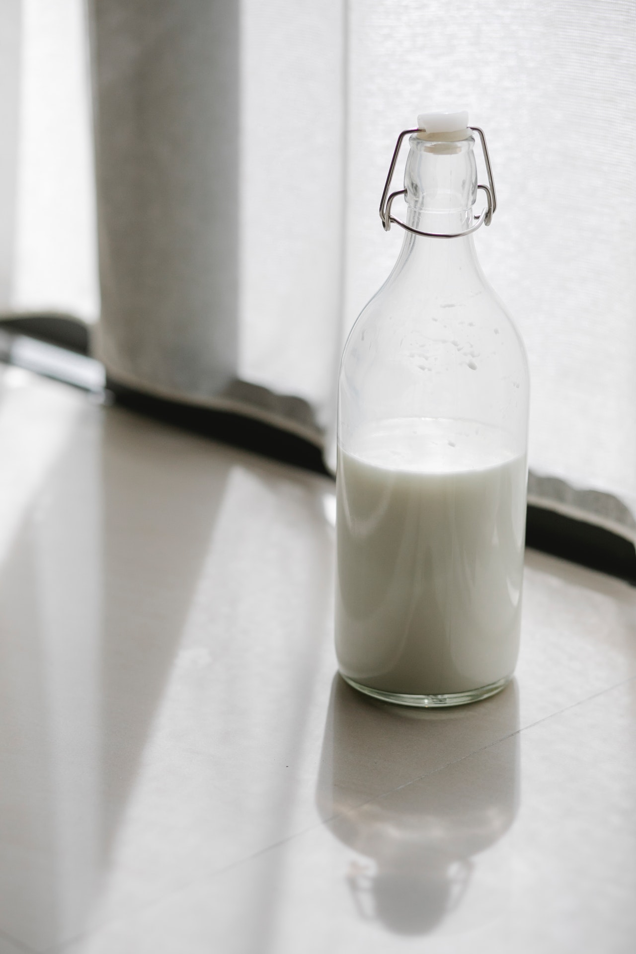 Das Eiweißpulver kann in Flüssigkeiten wie Wasser, Fruchtsäften oder Smoothies aufgelöst werden. Alternativ lässt sich Whey-Protein auch mit Joghurt, Quark oder Müsli aufnehmen.