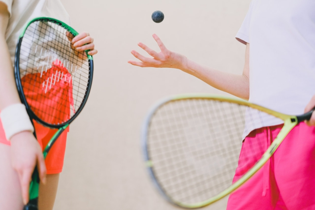 Der Squashschläger ist nicht mit einem Badmintonschläger oder Tennisschläger vergleichbar.